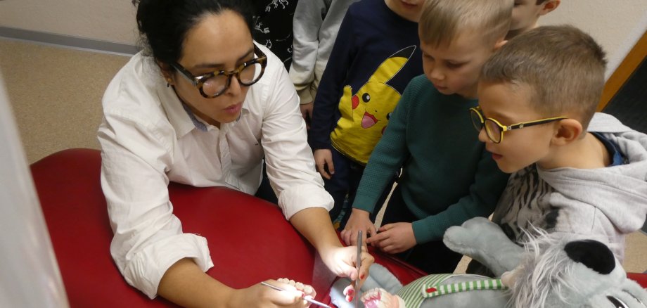 Die Vorschulkinder der Bewegungs-Kita in Boppard-Weiler waren wieder auf Tour: Diesmal besuchten sie die Praxis ihrer Patenzahnärztin Dr. Klossok-Niethammer in Bad Salzig.