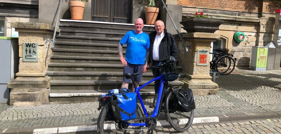 Der Erste Beigeordnete der Stadt Boppard, Helmut Schröder (rechts), empfing Oliver Trelenberg vor dem Alten Rathaus.