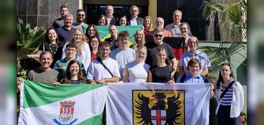 Die Jugenddelegation vor dem Rathaus in Arroio do Meio. 