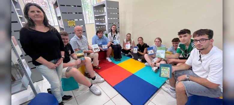 Überreichung der Bücher an die Bibliothek und die Leiterin Maria de Lourdes Rhod Konrad (links). 